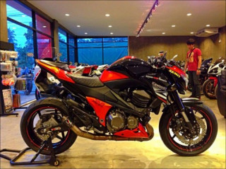 Kawasaki Z800 đỏ đen mạnh mẽ cùng Austin Racing