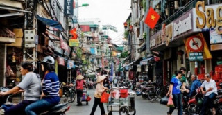Người nước ngoài lạ lẫm với các ‘siêu xe’ chỉ có ở Việt Nam