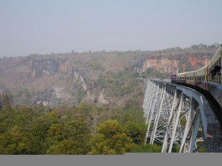 ‘Nín thở’ đi trên cầu cạn Goteik cheo leo tại Myanmar