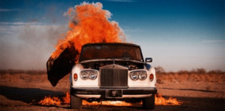 Sốc khi nhiếp ảnh gia cho nổ tung xe Rolls-Royce để chụp ảnh