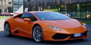 13 chiếc Lamborghini Huracan “gầm rú” ngoài nhà máy Lamborghini