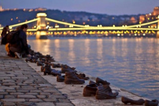 Câu chuyện về những đôi giày vô chủ bên bờ sông Danube
