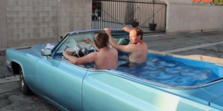 Xe “sang” Cadillac biến thành bồn tắm nóng di động