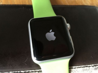 Làm thế nào để khởi động lại Apple Watch