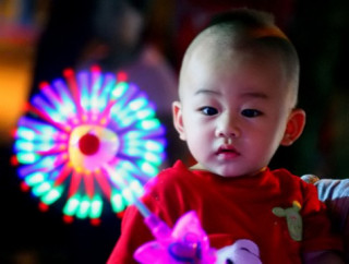 3 loại ánh sáng quen thuộc gây nguy cơ mù mắt cho trẻ