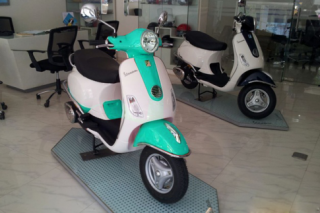 Những chiếc Vespa được sơn đầy màu sắc tươi tắn