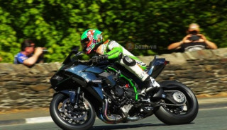 [Clip] Quái vật Kawasaki Ninja H2R gầm rú tại giải đua Isle Of Man TT