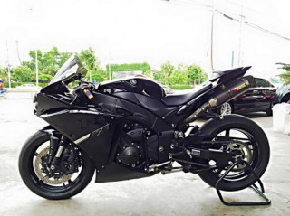 Yamaha R1 phiên bản đen tuyền độ khoe sắc tại Thái