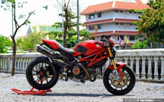 Ducati Monster 796 quái vật một giò bên hàng hiệu