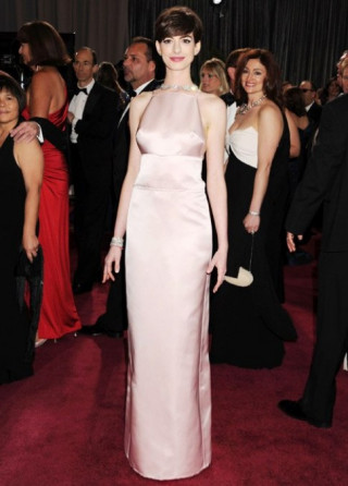 Anne Hathaway đổi váy dự Oscar vào phút chót