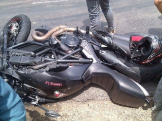 Biker phượt môtô chết vì chạy tốc độ quá nhanh và “ôm” không hết đường cua