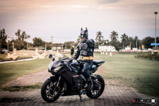 Bộ ảnh tuyệt đẹp của Honda CBR1000RR và Batman