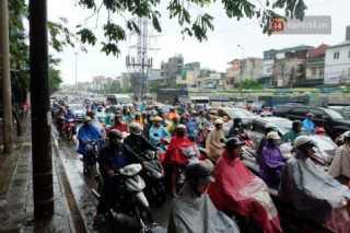 Chùm ảnh: Tắc đường kinh hoàng ở Hà Nội vì mưa lớn