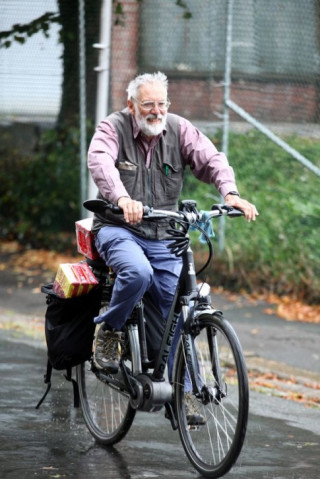 Cụ ông 70 tuổi đạp xe từ Anh sang Pháp để mua cafe cho vợ