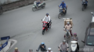 Đứng chờ đèn đỏ thế nào để an toàn khi đi xe máy ?