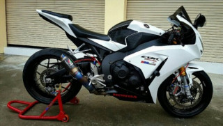 Honda CBR1000RR độ nhẹ với những món đồ chơi giá trị