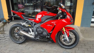 Honda CBR1000RR được trang bị nhẹ một số đồ chơi hàng hiệu