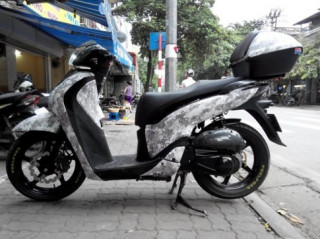 Honda SH độ màu áo nhà binh ở Hà Nội.