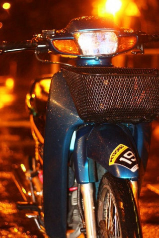 Honda Wave 110 lung linh dưới mưa