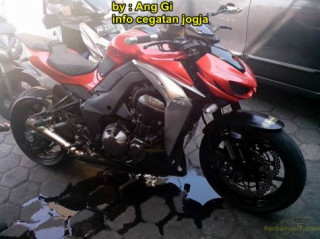 Kawasaki Z1000 bể lóc máy vì tông Yamaha Vega ZR