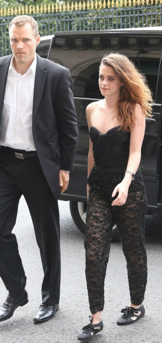 Kristen Stewart hút mắt với jumpsuit ren xuyên thấu