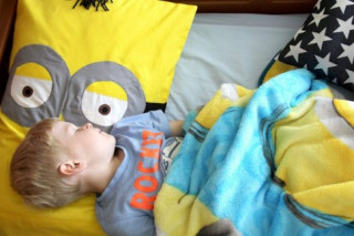 Mẹ may vỏ gối Minion đáng yêu cho bé giấc ngủ ngon