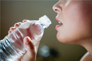 Mối nguy hiểm từ chai nước bạn sử dụng hằng ngày