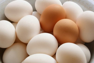 Rửa sạch trứng làm trứng nhiễm khuẩn.