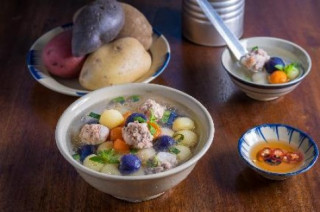 Trổ tài với canh khoai tây Mỹ tôm thịt