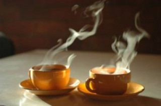 Uống trà nóng gây giòn xương?