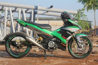 Yamaha Exciter 150 lung linh trong ngày mưa bão