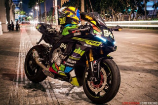 Yamaha R1 2015 phiên bản Valentino Rossi tuyệt đẹp trên phố đi bộ