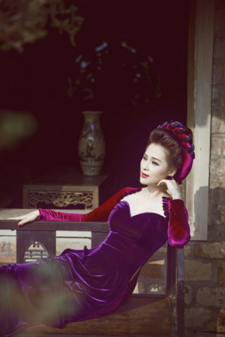 Á hậu Trang sức 2007 quý phái với áo dài nhung