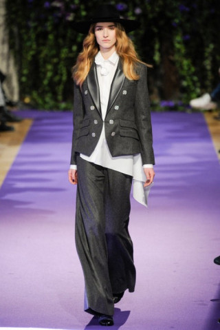 Alexis Mabille dùng tay áo làm thắt lưng ở Paris Fashion Week