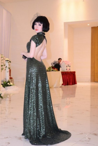 Angela Phương Trinh, Trương Thị May diện váy khoe lưng