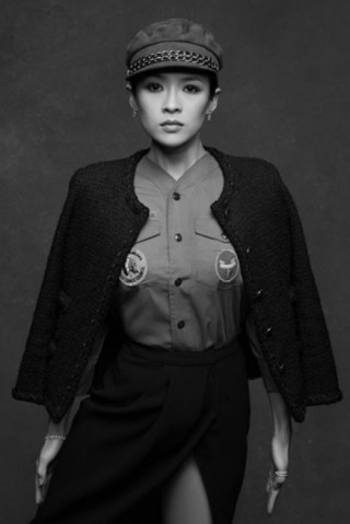 Áo khoác đen - thiết kế biểu tượng của Coco Chanel