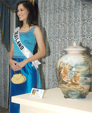Bán đấu giá quà tặng của thí sinh Miss Universe