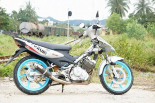 Bộ ảnh Suzuki Fx125 bạc mang phong cách touring