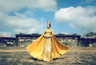 Bộ sưu tập áo dài dát vàng của Văn Thành Công