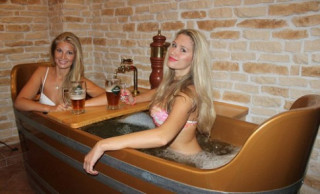 Bồn tắm chứa đầy bia hơi ở Czech