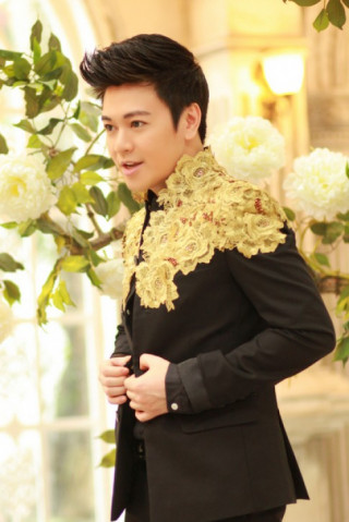 Ca sĩ Phan Anh lạ lẫm với vest phủ hoa hồng
