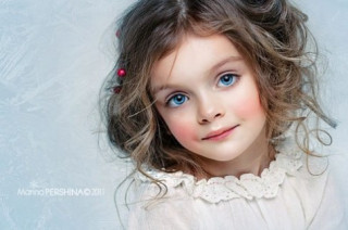 Cô bé người Nga làm mẫu khi mới 4 tuổi