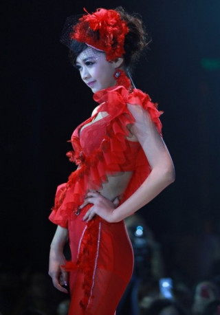 Cô gái 21 tuổi đăng quang Người mẫu ngực ở Trung Quốc