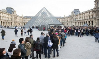 Du khách châu Á chùn bước tới Paris