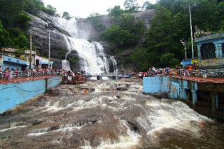 Du khách tắm thác bị cuốn trôi ở Ấn Độ