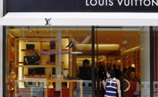 Du khách Trung Quốc dừng mua hàng hiệu vì đợt phá giá tiền