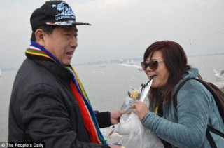 Du khách Trung Quốc gây phẫn nộ vì bắt chim hải âu để chụp ảnh