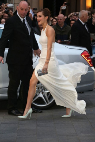 Emma Watson tung tẩy với đầm trắng