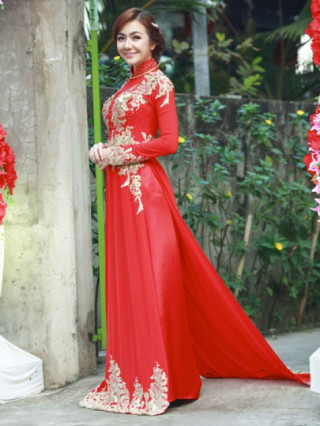 Hai bộ áo dài cưới thêu hoa của Ái Châu