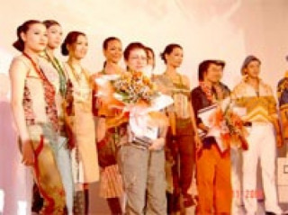Hồ Trần Dạ Thảo đoạt giải nhất ‘Thời trang châu Á 2004’